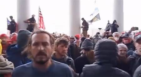 示威者围攻国会大厦，现场视频截图