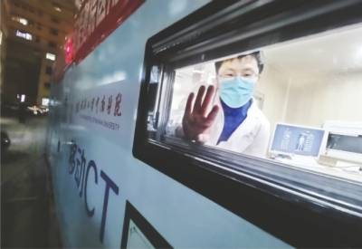 中南医院医学影像科技师叶乃力跟同事挥手道别。医院供图