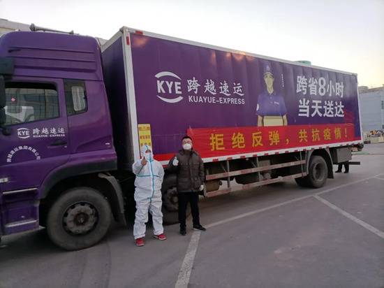 石家庄跨越运送从武汉发来的火眼实验室物资设备。