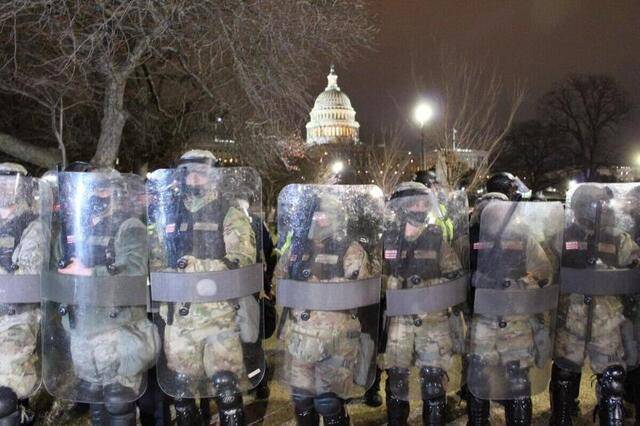美国国民警卫队员在美国国会大厦前执行防卫任务