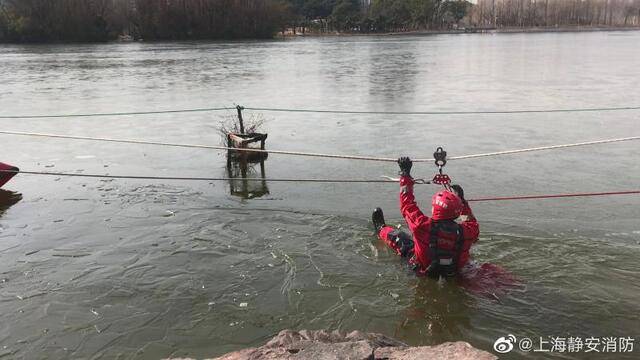上海有小孩掉进了公园结冰湖面？实为消防部门演习