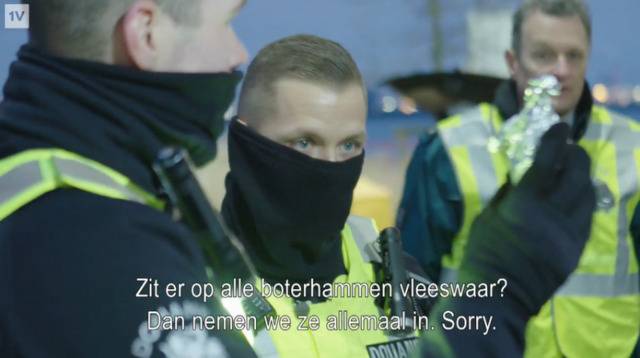 荷兰海关询问司机，图截自视频