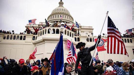 （图说：1月6日，特朗普支持者冲击美国国会大厦。图/Getty Images）