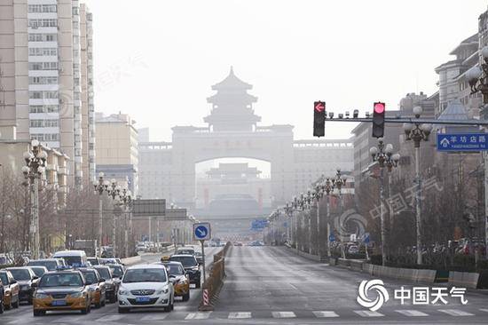 今天下午，北京城区出现中度污染。（图/王晓）