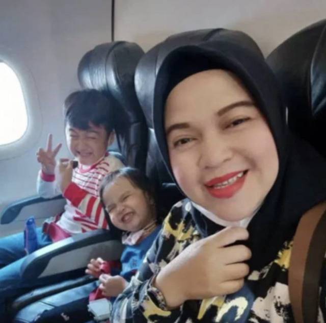 悲剧！印尼一家五口航班取消 却坐上坠毁客机