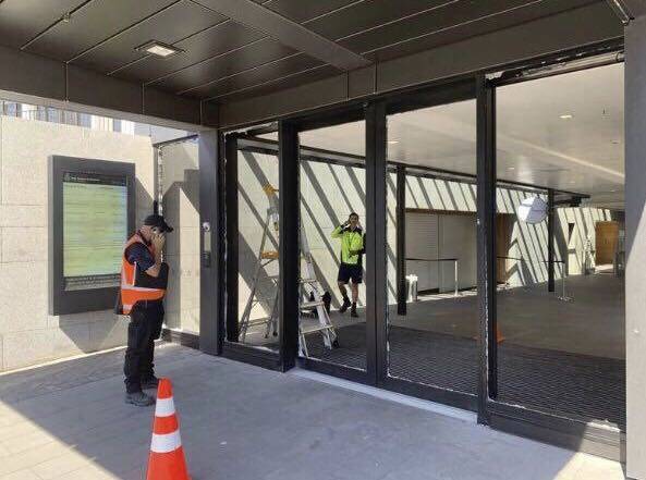 新西兰国会大厦玻璃门被袭击（美联社）