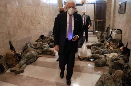 美国众议院多数党领袖Steny Hoyer抵达位于华盛顿的国会大厦时，经过数名国民警卫队成员。