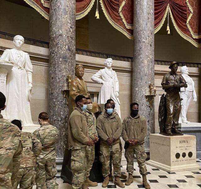 国民警卫队士兵和大厦内的黑人民权领袖罗莎·帕克斯的雕像合影图片来源：社交媒体