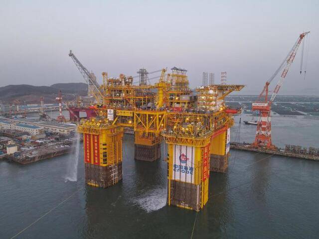 全球首座十万吨级深水半潜式生产储油平台“深海一号”能源站交付启航