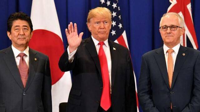 特朗普、时任日本首相安倍晋三、时任澳大利亚总理特恩布尔在2017年的东盟峰会（图源：ABC）