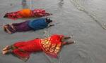 数百万印度民众无视疫情进恒河朝圣：河神会护佑我们