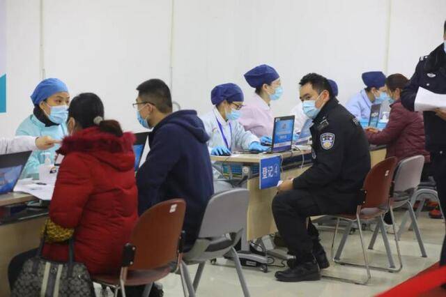 △1月14日，上海市为感染风险较高的重点岗位人员接种新冠疫苗。
