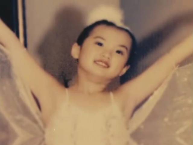 姚安娜小时候舞蹈旧照，截图自姚安娜出道纪录片