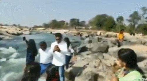 印度女孩自拍时不慎被旁边游客撞下河，落入激流22小时后遗体被发现