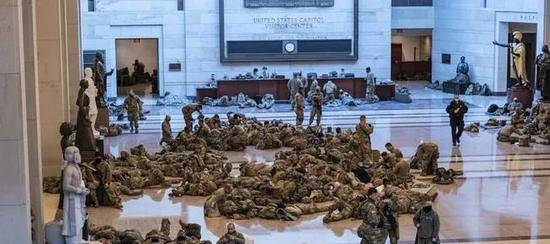 美国国会大厦内，国民警卫队员席地而卧