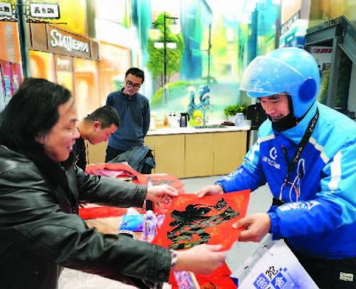 上海总工会：鼓励外来建设者留沪过春节 赠通讯费等补贴