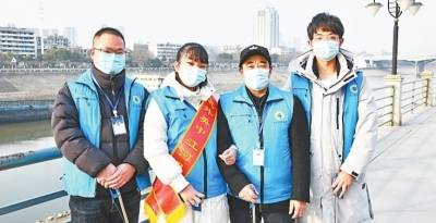文昌植（左三）和儿子文国荣（左一）、孙女文馨（左二）、孙子文杰一起为武汉河湖保护出力。记者詹松摄