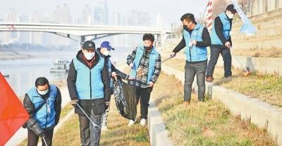 硚口区民间河湖长团队在汉江边清理垃圾保护环境。记者詹松摄