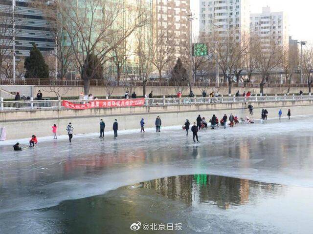 男子在北京护城河滑野冰掉进冰窟