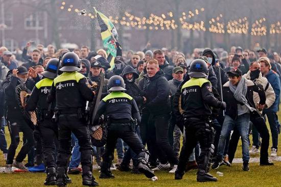 2021年1月17日，在阿姆斯特丹的博物馆广场，防暴警察与抗议者发生冲突。