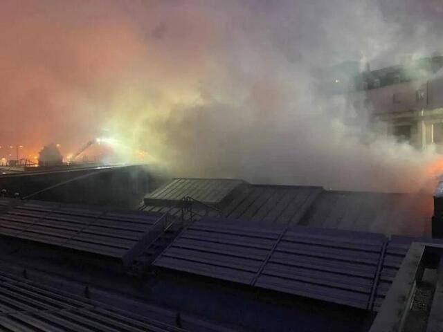 △图为屋顶火势，来自布鲁塞尔消防部门