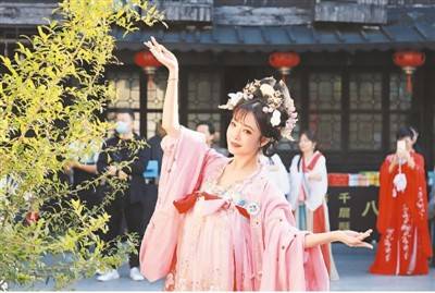 每年10月底至11月初，浙江省嘉兴市嘉善县西塘都会举办西塘汉服文化周活动。在2020年第八届西塘汉服文化周上，年轻的汉服爱好者正在拍照。周围摄（人民视觉）