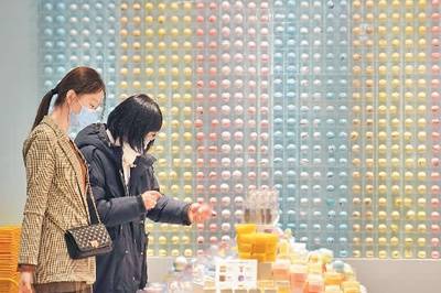 1月11日，两个姑娘在山东烟台大悦城商场购物。唐克摄（人民视觉）