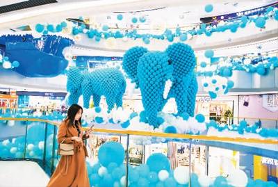 11月25日，在位于重庆市沙坪坝区的一家商场，两头由数千只气球组成的“大象”吸引了年轻消费者前来打卡。孙凯芳摄（人民视觉）