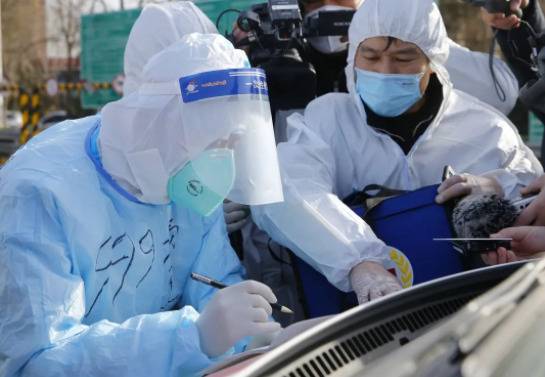 ▲张新军（右）与北京方面签字交接造血干细胞。受访者供图