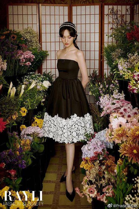 郑爽身着普拉达2021早春系列登上多本中国时尚杂志封面，图为《瑞丽服饰美容》一月刊封面大片。