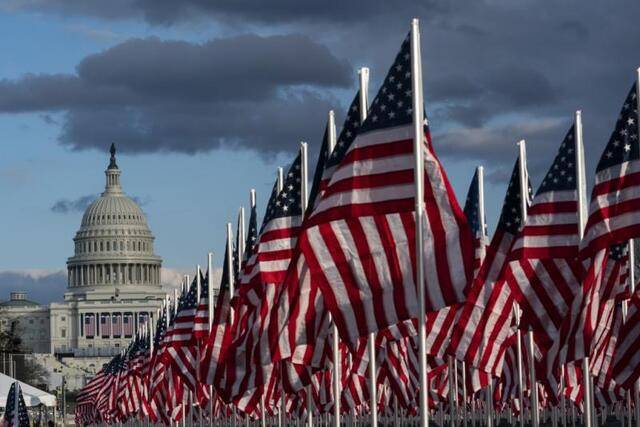 拜登就职典礼倒计时，国家广场插上悼念新冠疫情死难者的美国国旗，图自澎湃影像