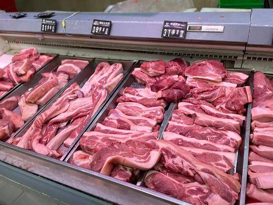 超市在售猪肉的价格几乎都是“3”开头。图/余源摄