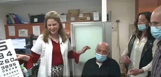 以色列初创公司完成人工角膜移植手术 78岁视障老人重获光明