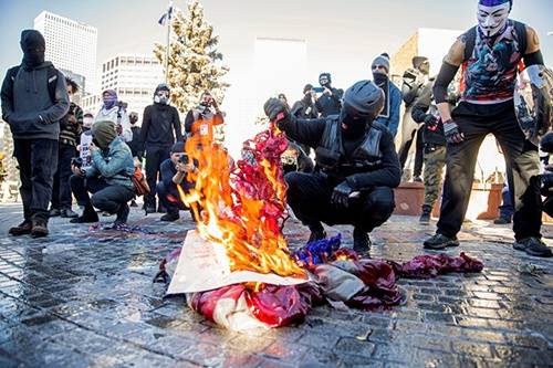 丹佛示威者焚烧美国国旗，图自：澎湃影像