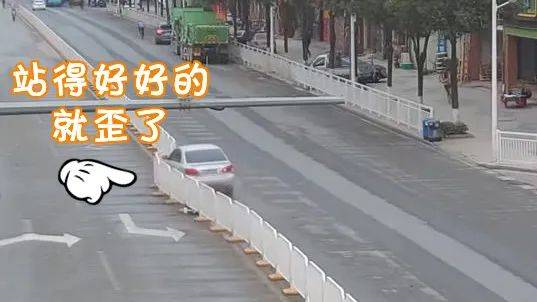 惊险！粤S小车“蛇形走位”撞飞路人，又撞碎护栏！起因竟是……