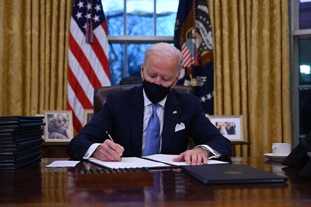 当地时间2021年1月20日，美国华盛顿，美国总统拜登在白宫签署一系列行政令。人民视觉图