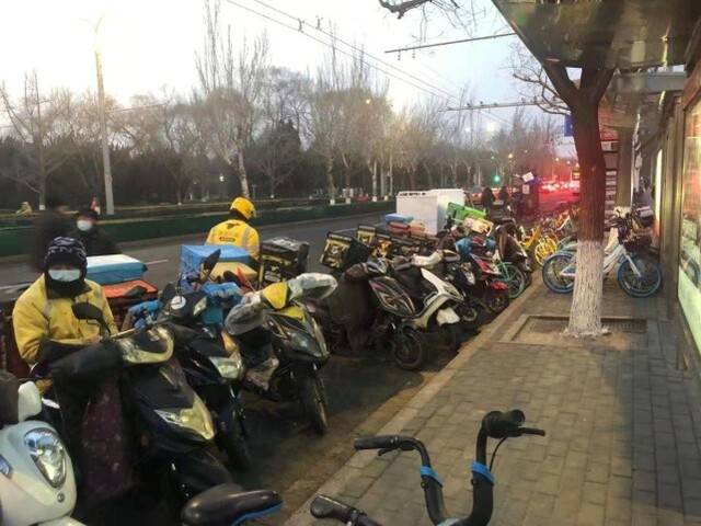 北京外卖小哥为啥围堵公交站？