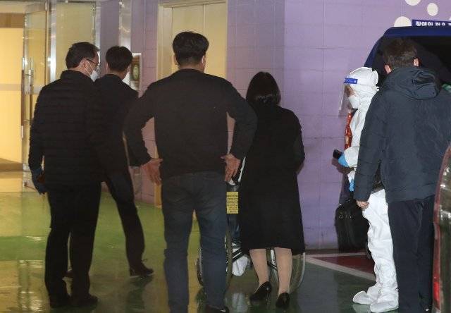 1月20日，朴槿惠坐轮椅现身医院（《东亚日报》）