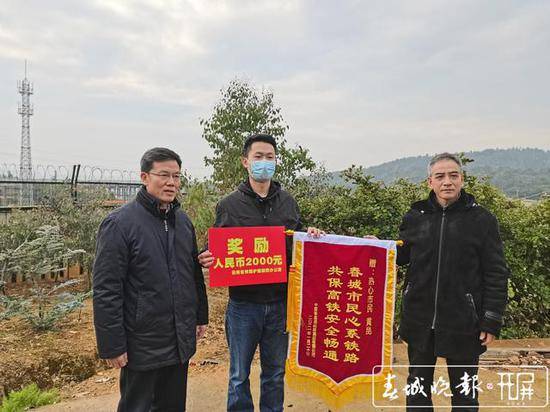 险！昆明一公路桥隔音板掉落铁路护栏内…这位市民一通电话获2000元奖励