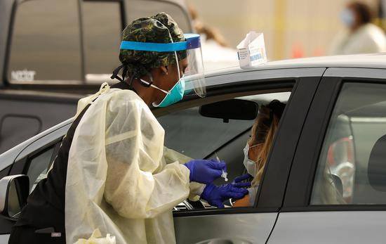 1月19日，加州工作人员分发疫苗。（Getty Images）