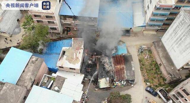 广西贺州一民房起火 消防员徒手转移液化气罐121个