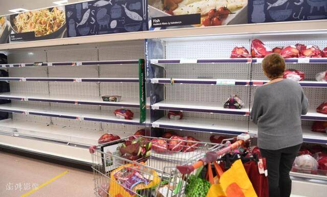 疫情封锁下，英国民众抢购超市货品澎湃新闻