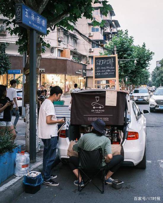 你在公众号恰饭，我在朋友圈做微商 我们都有光明的未来