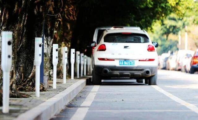 垫江城区路边临停车位可自动扫码向晓秋摄