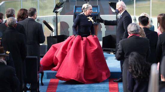  Lady GaGa在拜登就职典礼上。图源：美媒