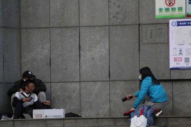 劫持者要求与女性沟通，一名蓝衣女记者拿着刚领的记者证勇敢上前。|图：视觉中国