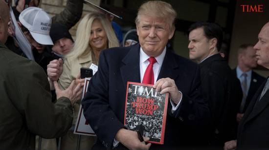 特朗普向媒体展示自己登上的《时代》封面。图片来源：time.com