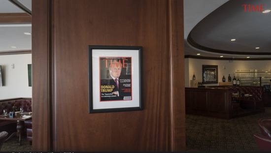 特朗普的会所中挂着的假《时代》封面。后来，《时代》周刊要求特朗普团队将其取下。图片来源：time.com