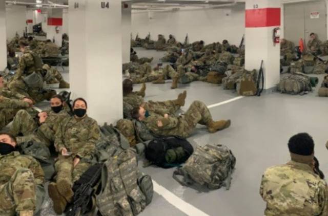 美国国民警卫队士兵在停车场的地上睡觉