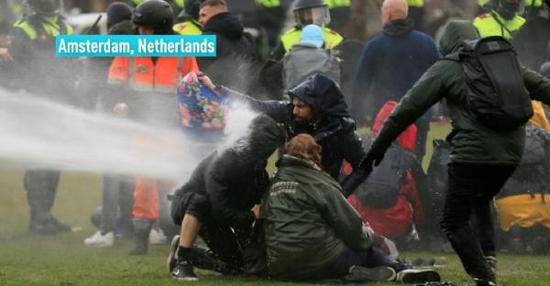 荷兰部分民众暴力抗议疫情封锁措施，警察逮捕240余人